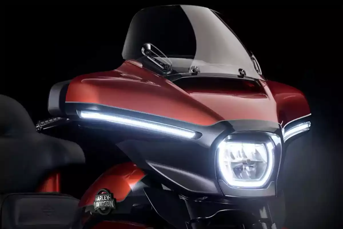 Motocicleta Harley-Davidson color rojo con carenado moderno y luces LED encendidas Motocicleta Harley-Davidson color rojo con carenado moderno y luces LED encendidas