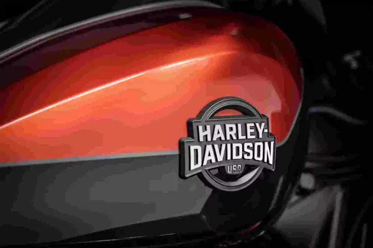 Tanque de motocicleta color naranja y negro con el logotipo de Harley-Davidson en primer plano Tanque de motocicleta color naranja y negro con el logotipo de Harley-Davidson en primer plano