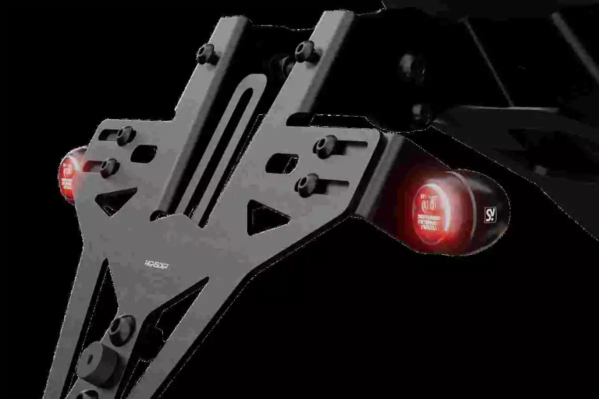 Suport metàl·lic per a placa de motocicleta amb llums posteriors LED enceses sobre fons negre Suport metàl·lic per a placa de motocicleta amb llums posteriors LED enceses sobre fons negre