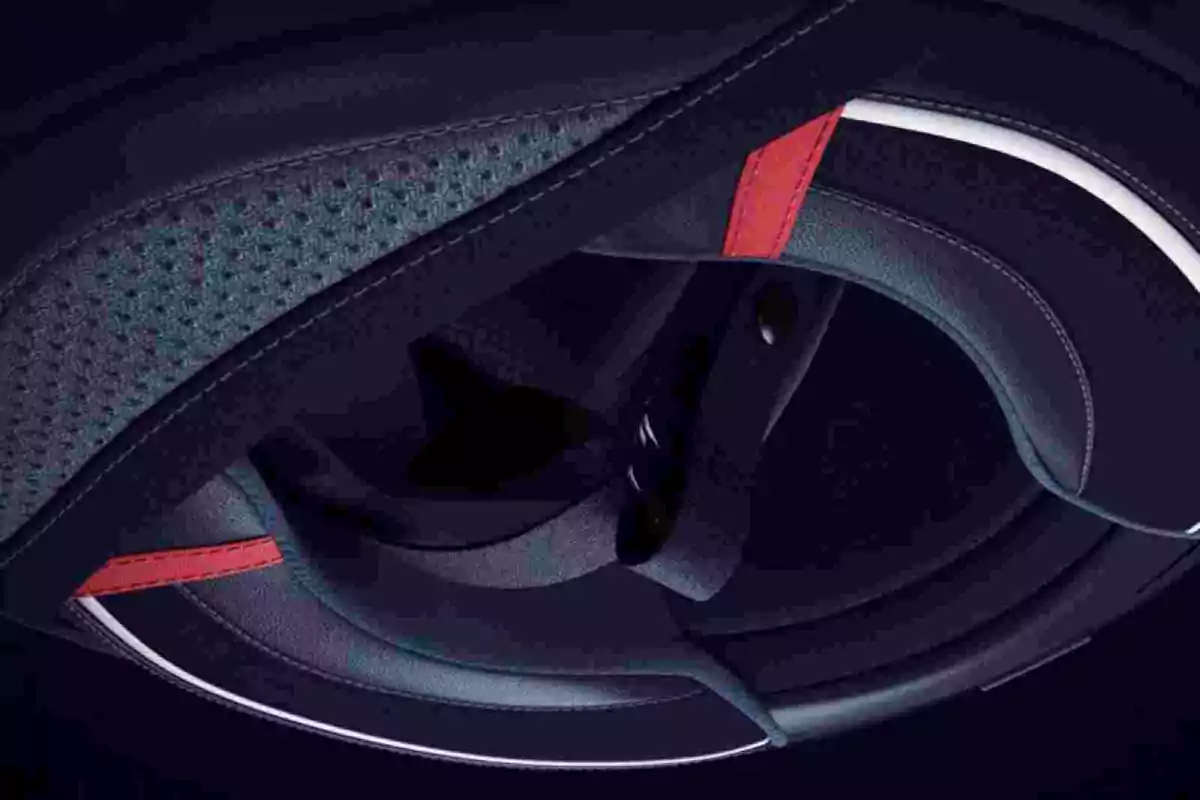 Detalle de un casco de motocicleta con acolchado negro y detalles en rojo y blanco Detalle de un casco de motocicleta con acolchado negro y detalles en rojo y blanco