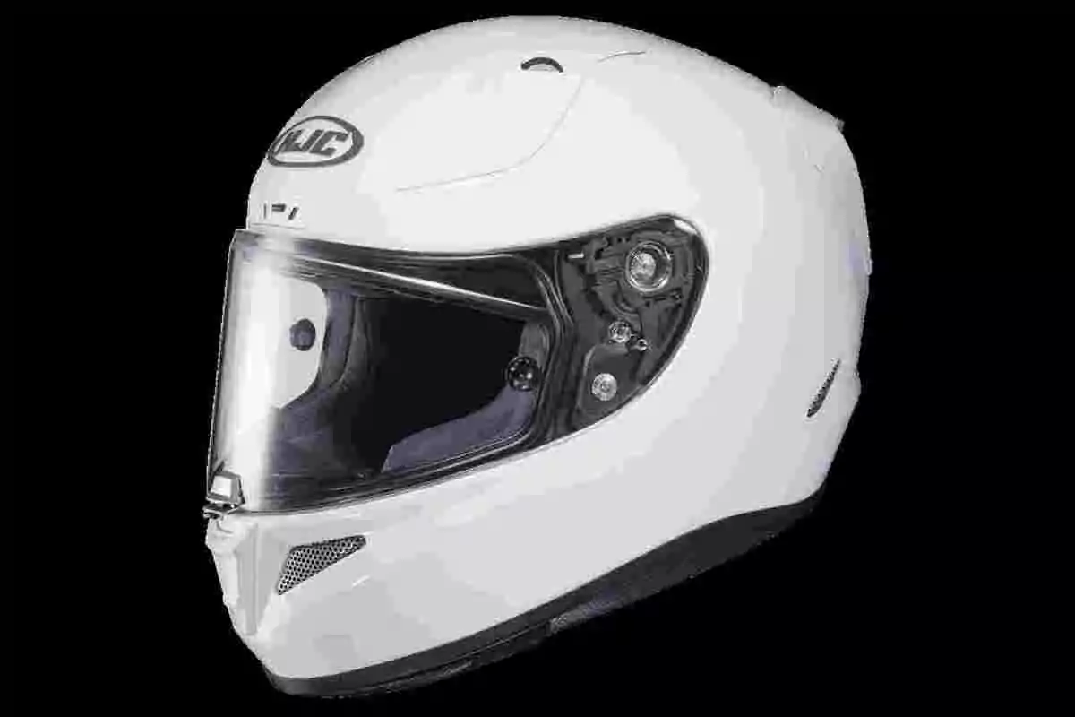 Casco de motociclista blanco con visor transparente sobre fondo negro Casco de motociclista blanco con visor transparente sobre fondo negro