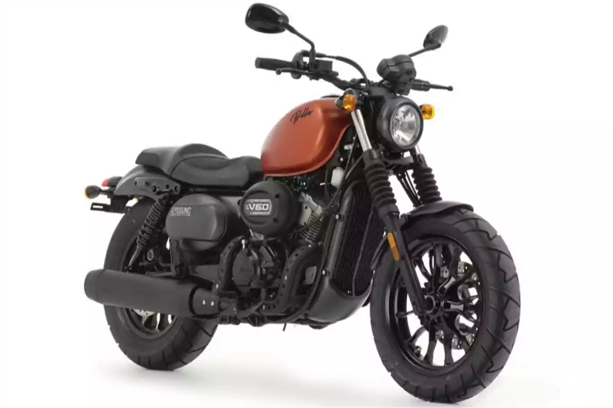Motocicleta estilo cruiser de color naranja y negro sobre fondo blanco