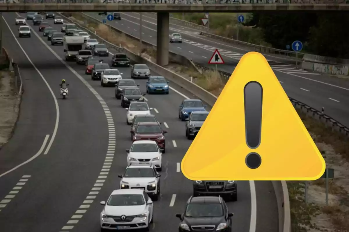 Tráfico denso en una autopista con un símbolo de advertencia amarillo superpuesto