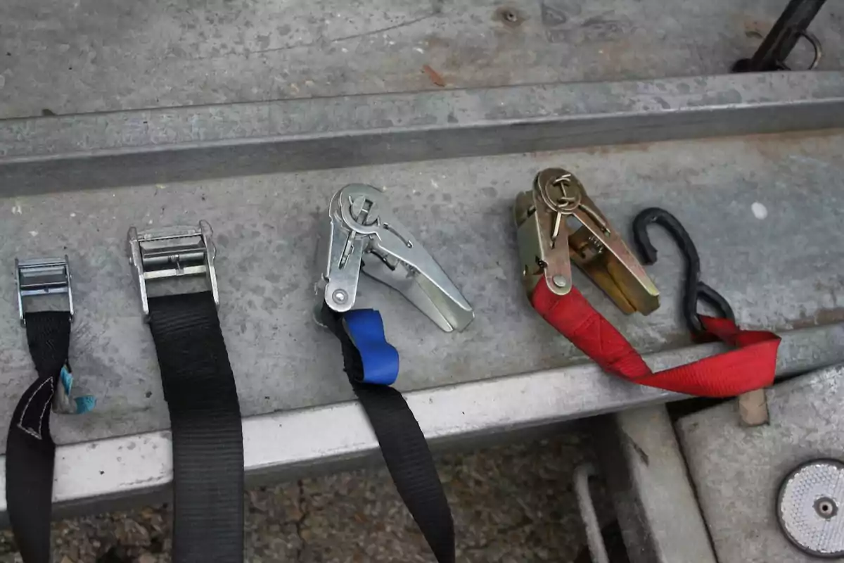 Cuatro cinchos de amarre de diferentes tipos y colores colocados sobre una superficie metálica Cuatro cinchos de amarre de diferentes tipos y colores colocados sobre una superficie metálica