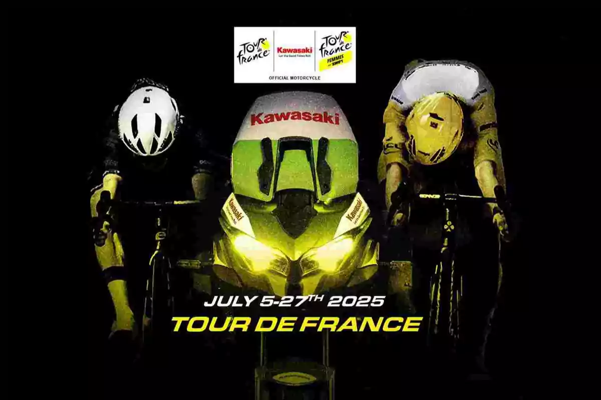 Dos ciclistas y una motocicleta Kawasaki en el centro con luces encendidas, fondo negro y texto anunciando el Tour de France 2025 del 5 al 27 de julio