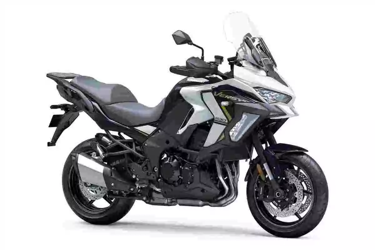 Motocicleta deportiva de color blanco y negro con detalles en azul y amarillo, equipada con parabrisas y diseño moderno, vista de perfil sobre fondo blanco Motocicleta deportiva de color blanco y negro con detalles en azul y amarillo, equipada con parabrisas y diseño moderno, vista de perfil sobre fondo blanco