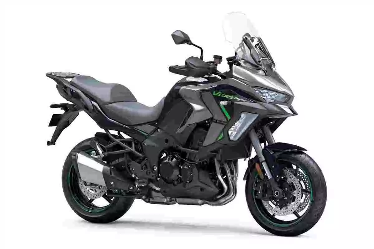 Motocicleta deportiva de color negro con detalles verdes y grises vista de lado sobre fondo blanco Motocicleta deportiva de color negro con detalles verdes y grises vista de lado sobre fondo blanco
