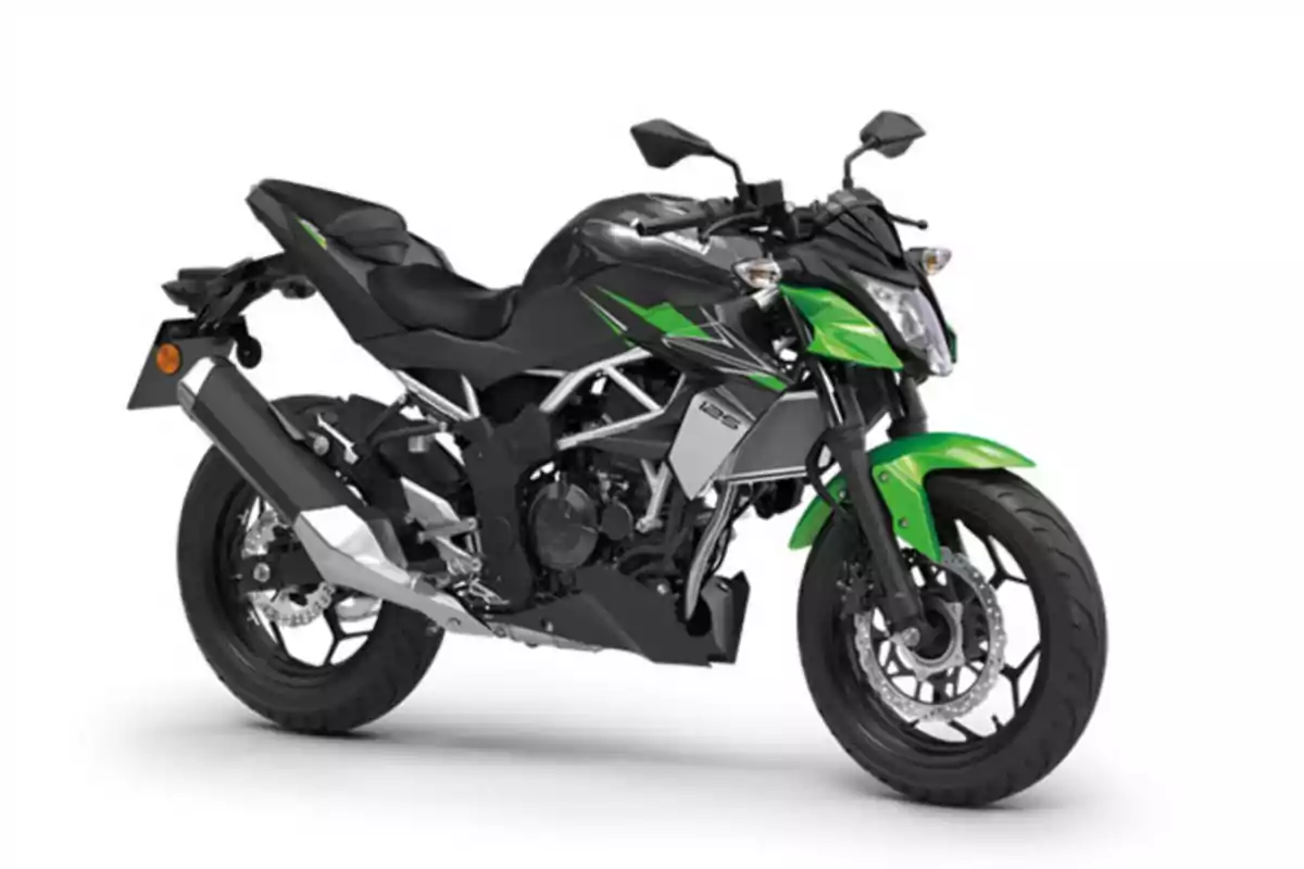 Motocicleta deportiva de color negro con detalles verdes sobre un fondo blanco