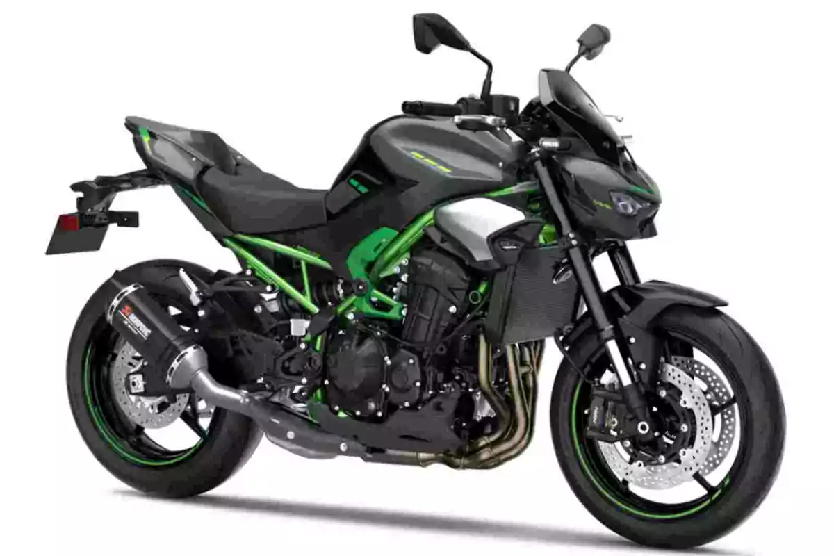 Motocicleta deportiva negra con detalles verdes y escape Akrapovic sobre fondo blanco Motocicleta deportiva negra con detalles verdes y escape Akrapovic sobre fondo blanco