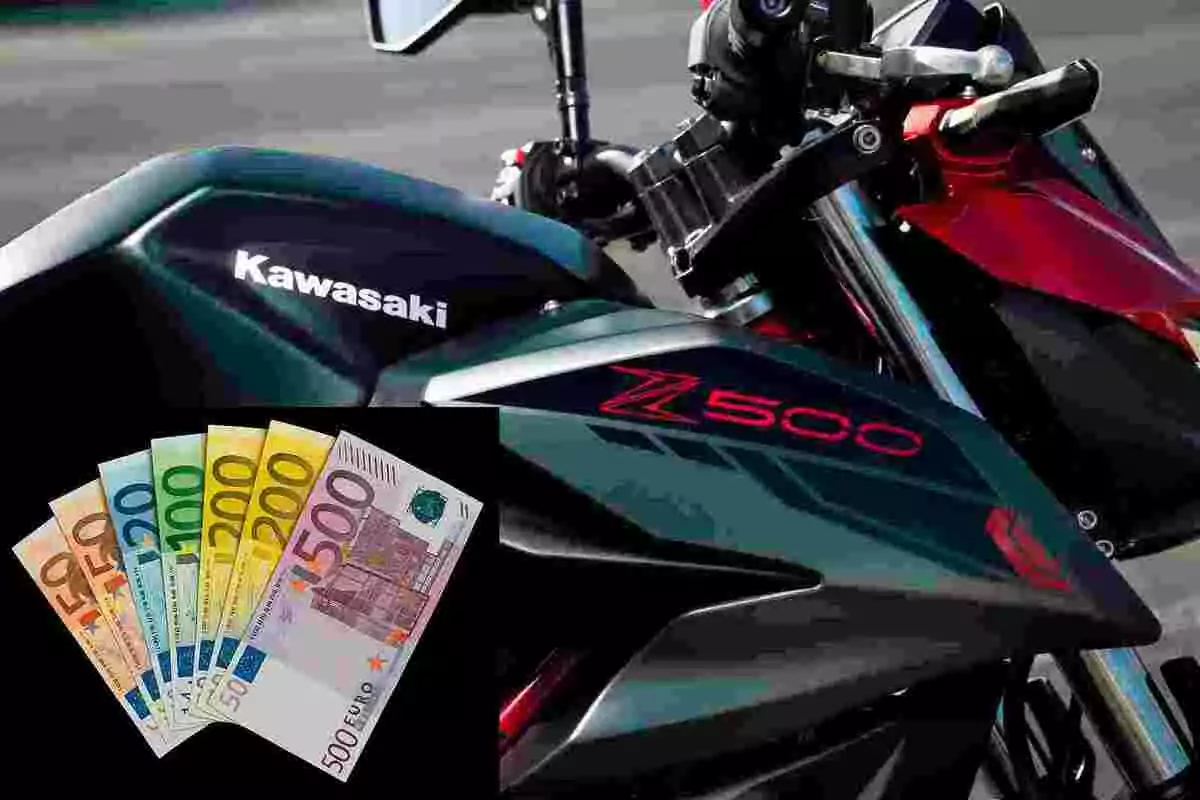 Motocicleta Kawasaki Z500 con varios billetes de euro en primer plano