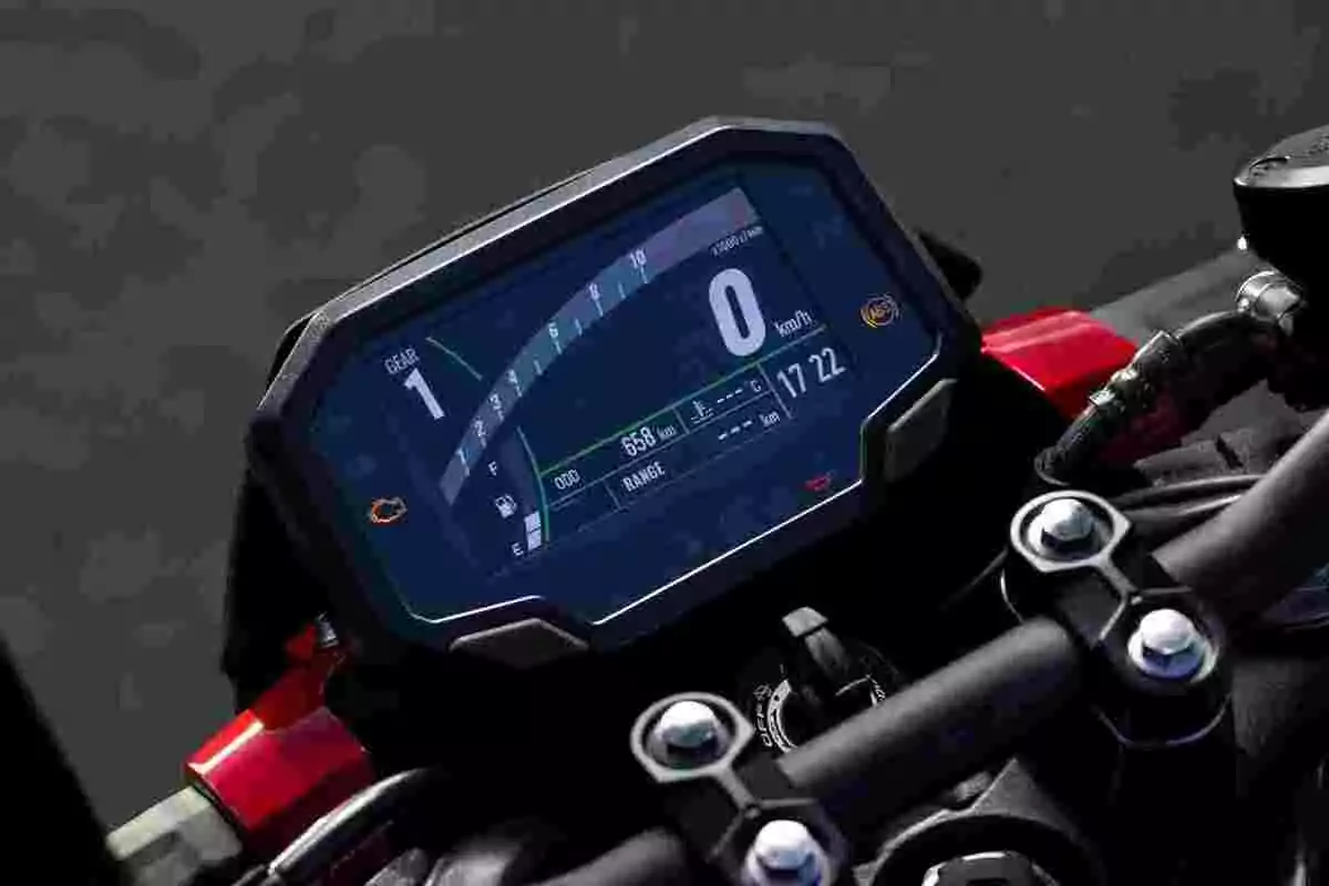 Tablero digital de motocicleta mostrando información como velocidad, marcha, nivel de combustible, temperatura y hora Tablero digital de motocicleta mostrando información como velocidad, marcha, nivel de combustible, temperatura y hora