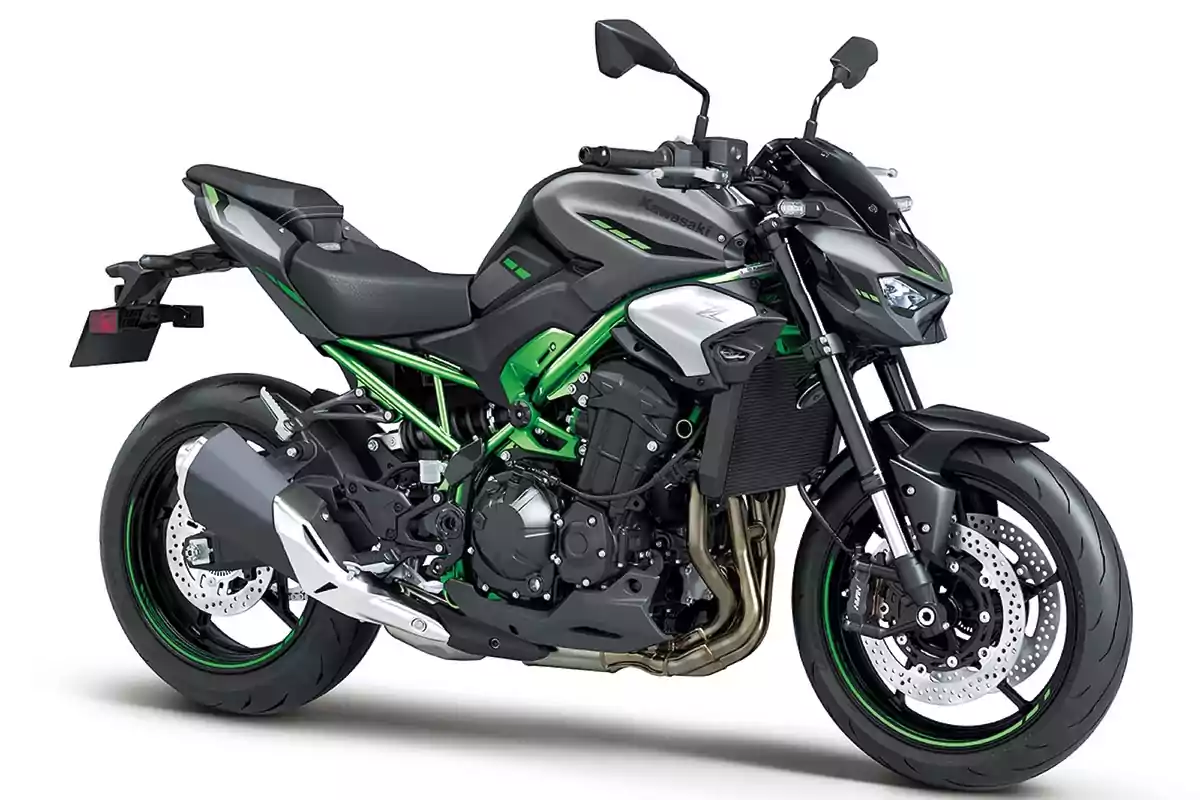 Motocicleta deportiva de color negro con detalles en verde y gris sobre fondo blanco Motocicleta deportiva de color negro con detalles en verde y gris sobre fondo blanco