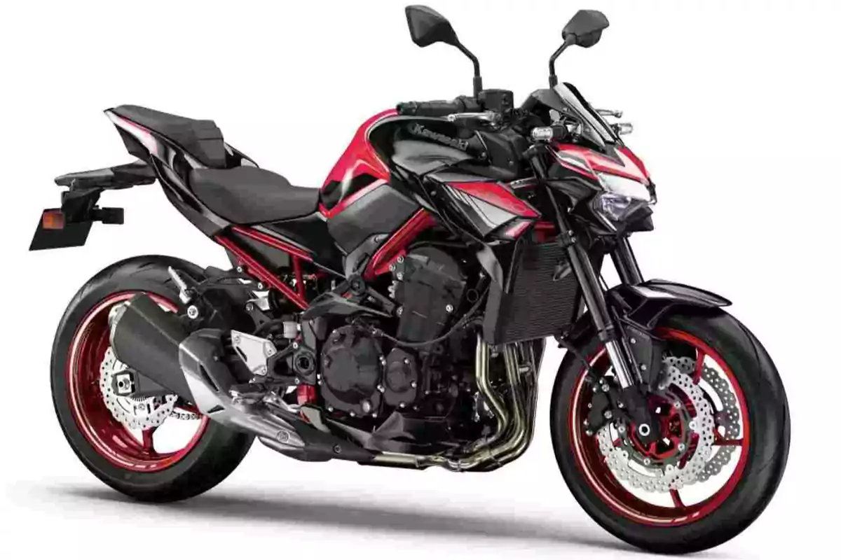 Motocicleta deportiva de color negro con detalles rojos y diseño moderno sobre fondo blanco Motocicleta deportiva de color negro con detalles rojos y diseño moderno sobre fondo blanco