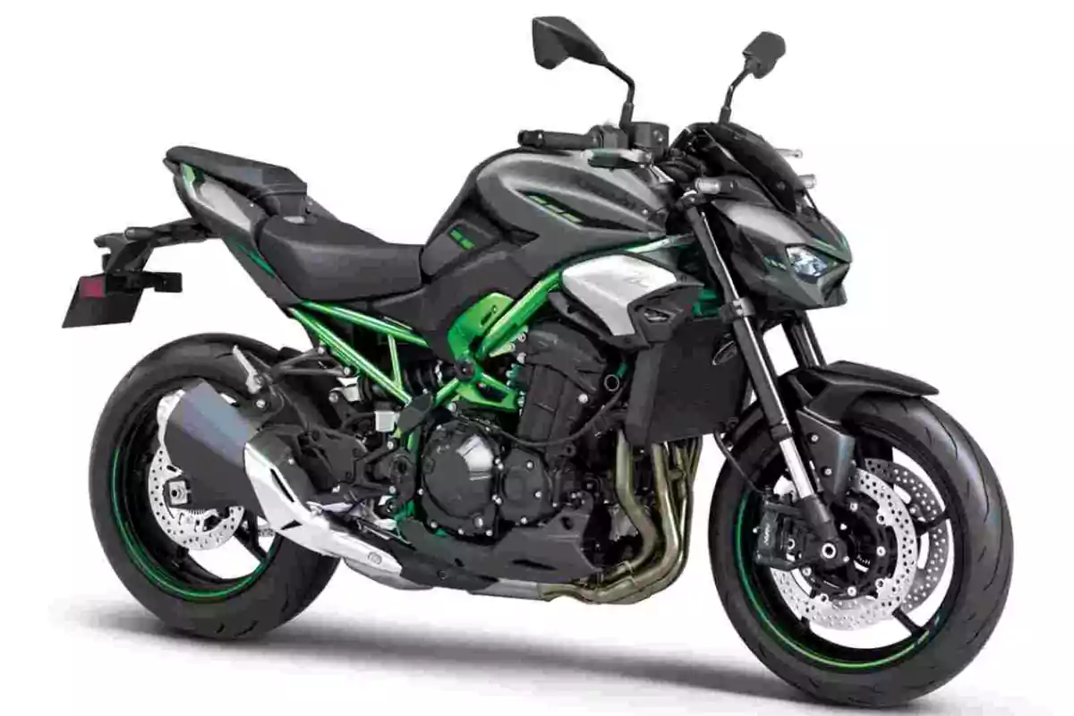 Motocicleta deportiva de color negro con detalles verdes y plateados sobre fondo blanco Motocicleta deportiva de color negro con detalles verdes y plateados sobre fondo blanco
