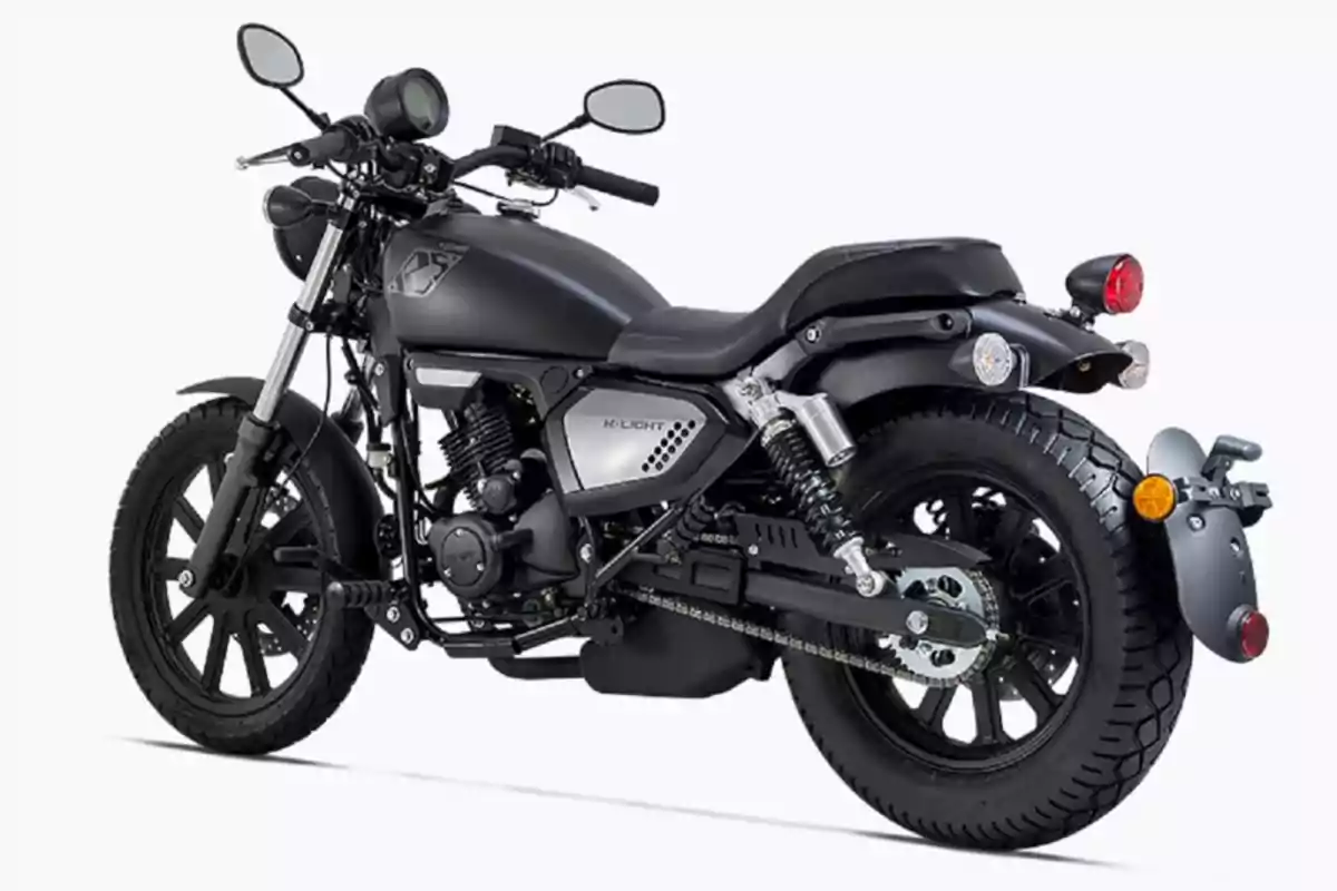 Motocicleta negra de estilo clásico vista desde un ángulo trasero izquierdo sobre fondo blanco
