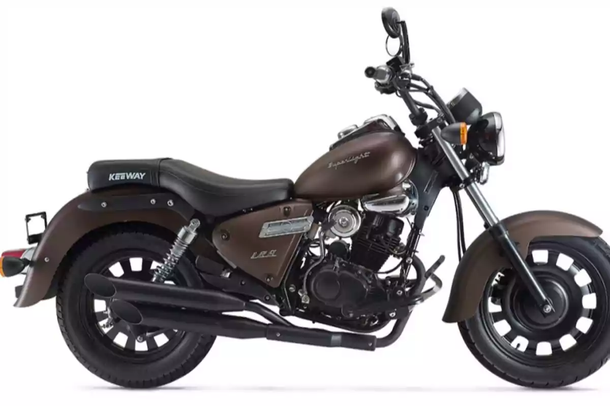 Motocicleta Keeway Superlight 200 color marrón vista de lado sobre fondo blanco