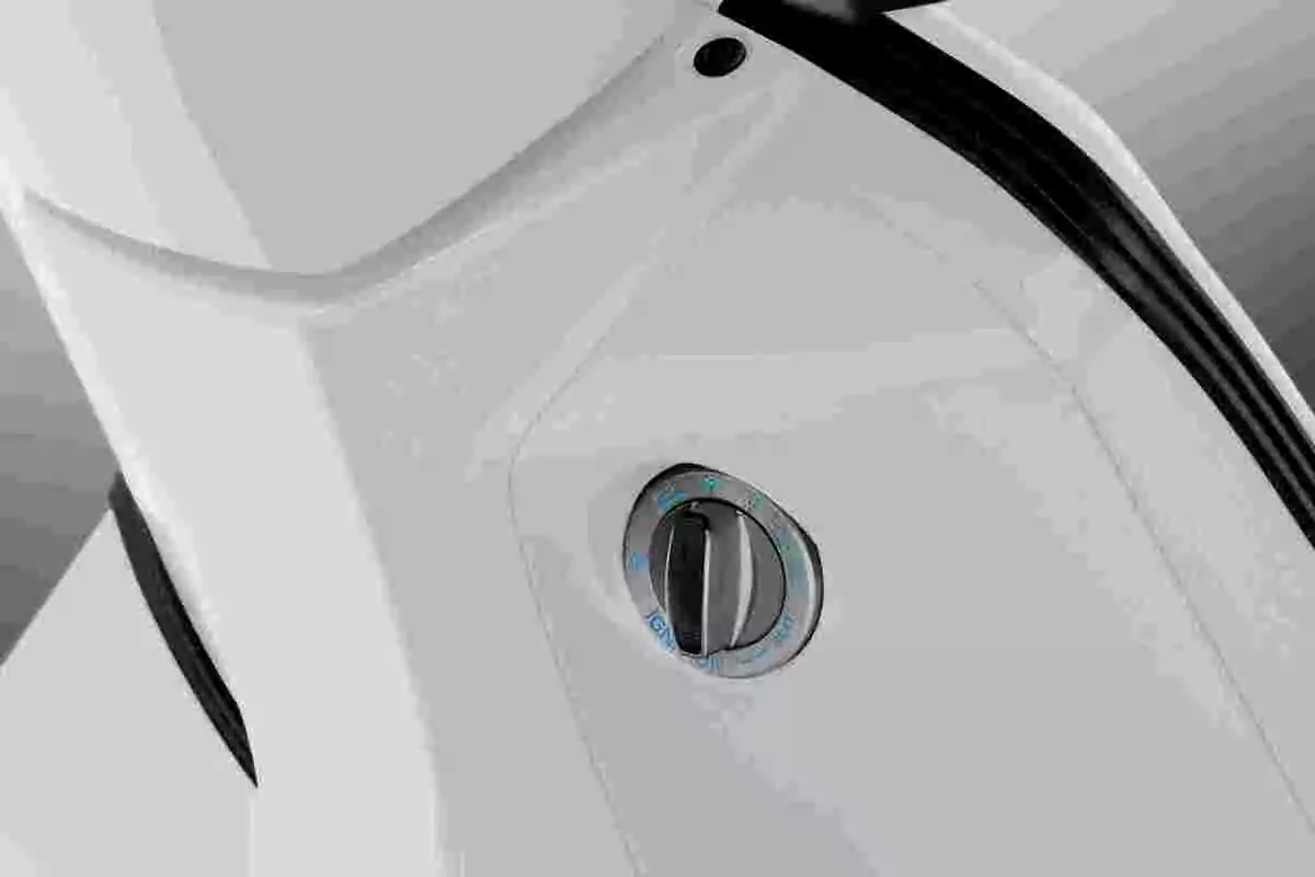 Detalle de la cerradura de encendido de una motocicleta blanca Detalle de la cerradura de encendido de una motocicleta blanca