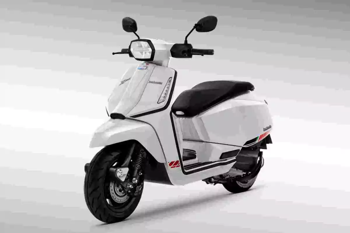 Motocicleta tipo scooter de color blanco con asiento negro y detalles modernos sobre un fondo gris claro Motocicleta tipo scooter de color blanco con asiento negro y detalles modernos sobre un fondo gris claro