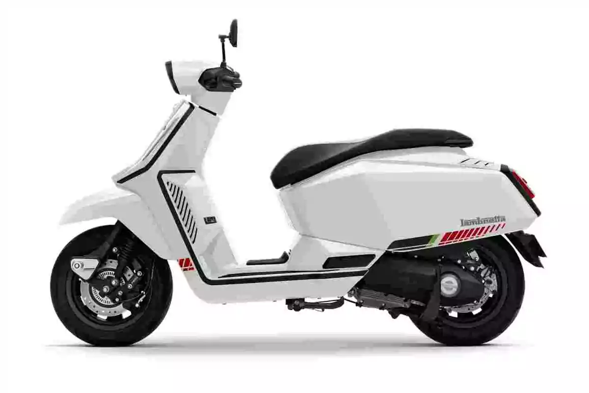 Motocicleta tipo scooter de color blanco con detalles en negro y rojo vista de perfil sobre fondo blanco Motocicleta tipo scooter de color blanco con detalles en negro y rojo vista de perfil sobre fondo blanco
