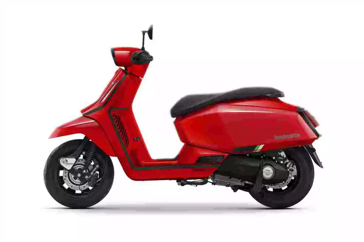Motocicleta tipo scooter de color rojo vista de perfil sobre fondo blanco Motocicleta tipo scooter de color rojo vista de perfil sobre fondo blanco
