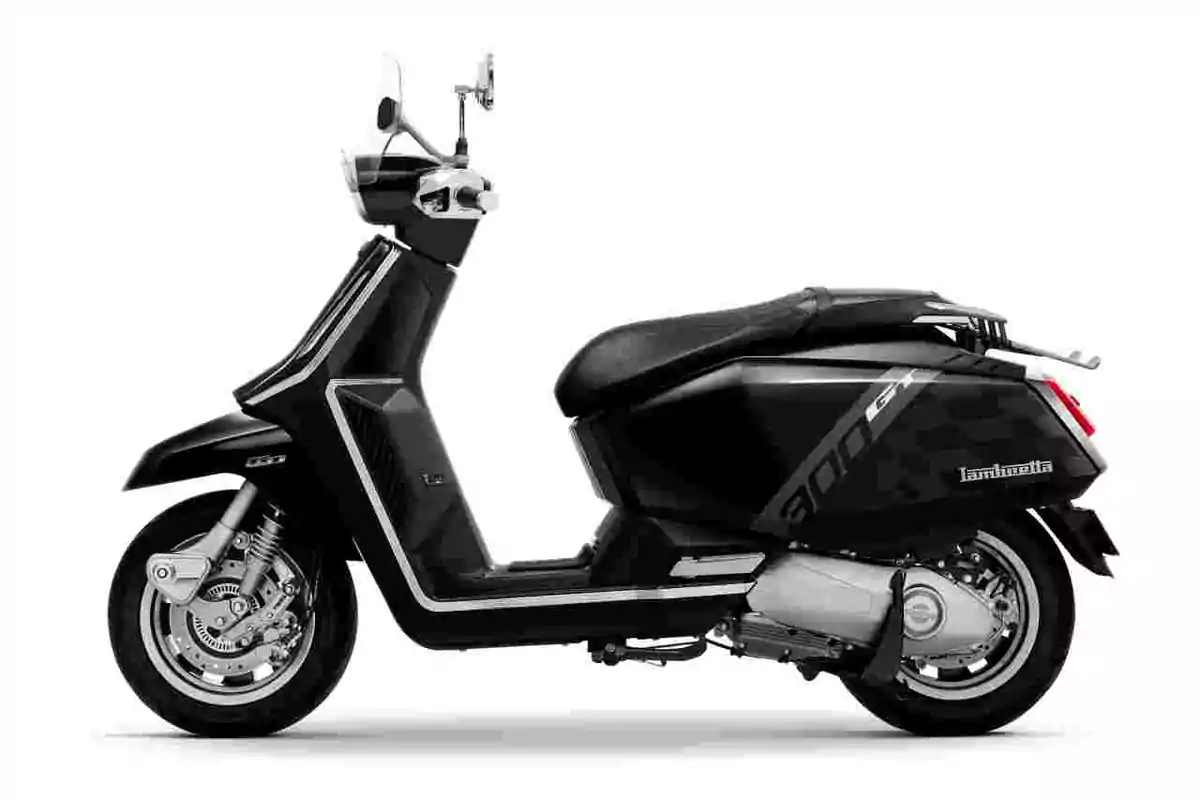 Sciooter Lambretta X300 GT de color negro vista de perfil