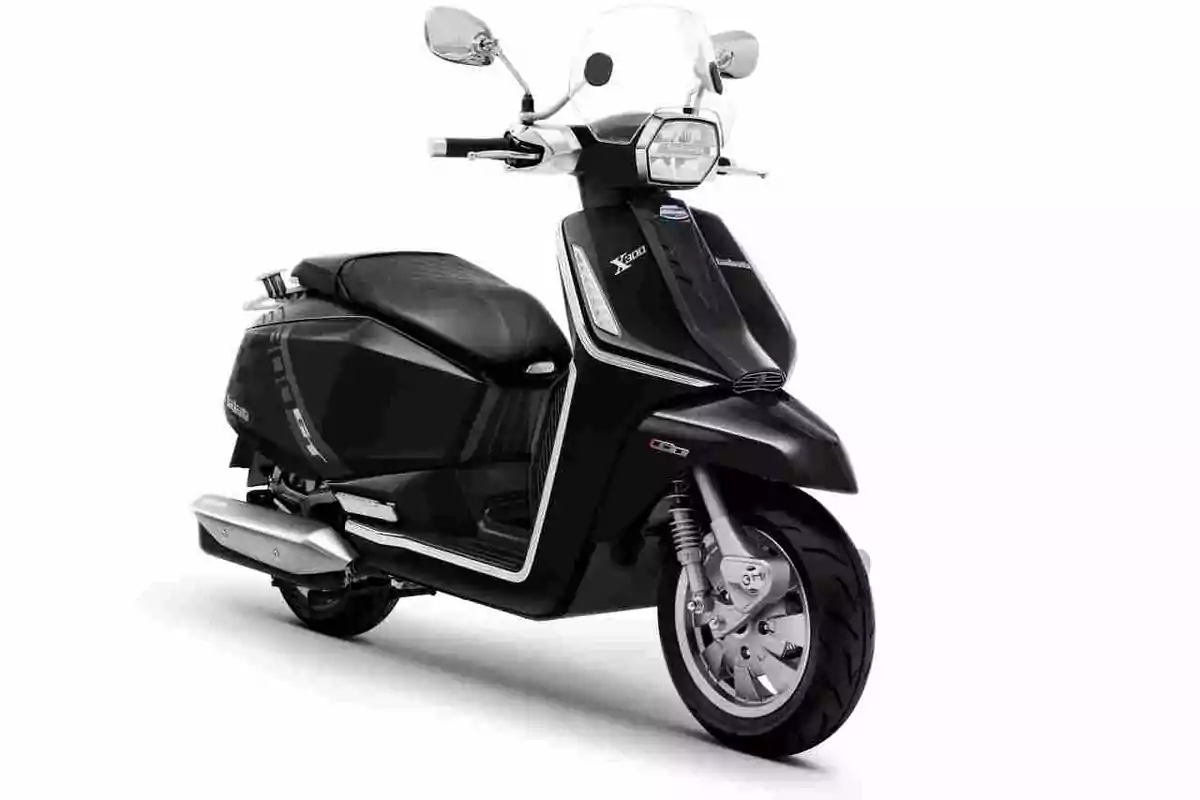 Motocicleta tipo scooter de color negro con parabrisas y espejos retrovisores sobre un fondo blanco Motocicleta tipo scooter de color negro con parabrisas y espejos retrovisores sobre un fondo blanco