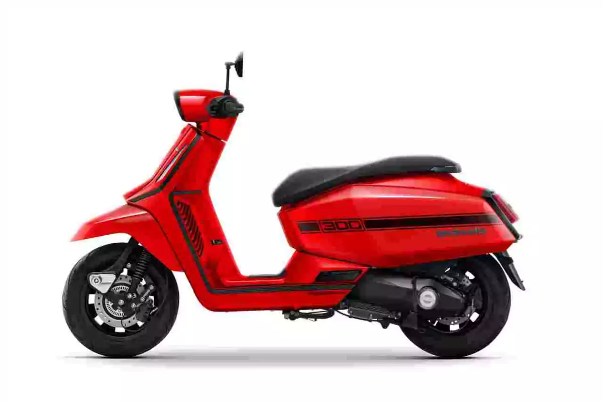 Motocicleta tipo scooter de color rojo vista de perfil sobre fondo blanco Motocicleta tipo scooter de color rojo vista de perfil sobre fondo blanco