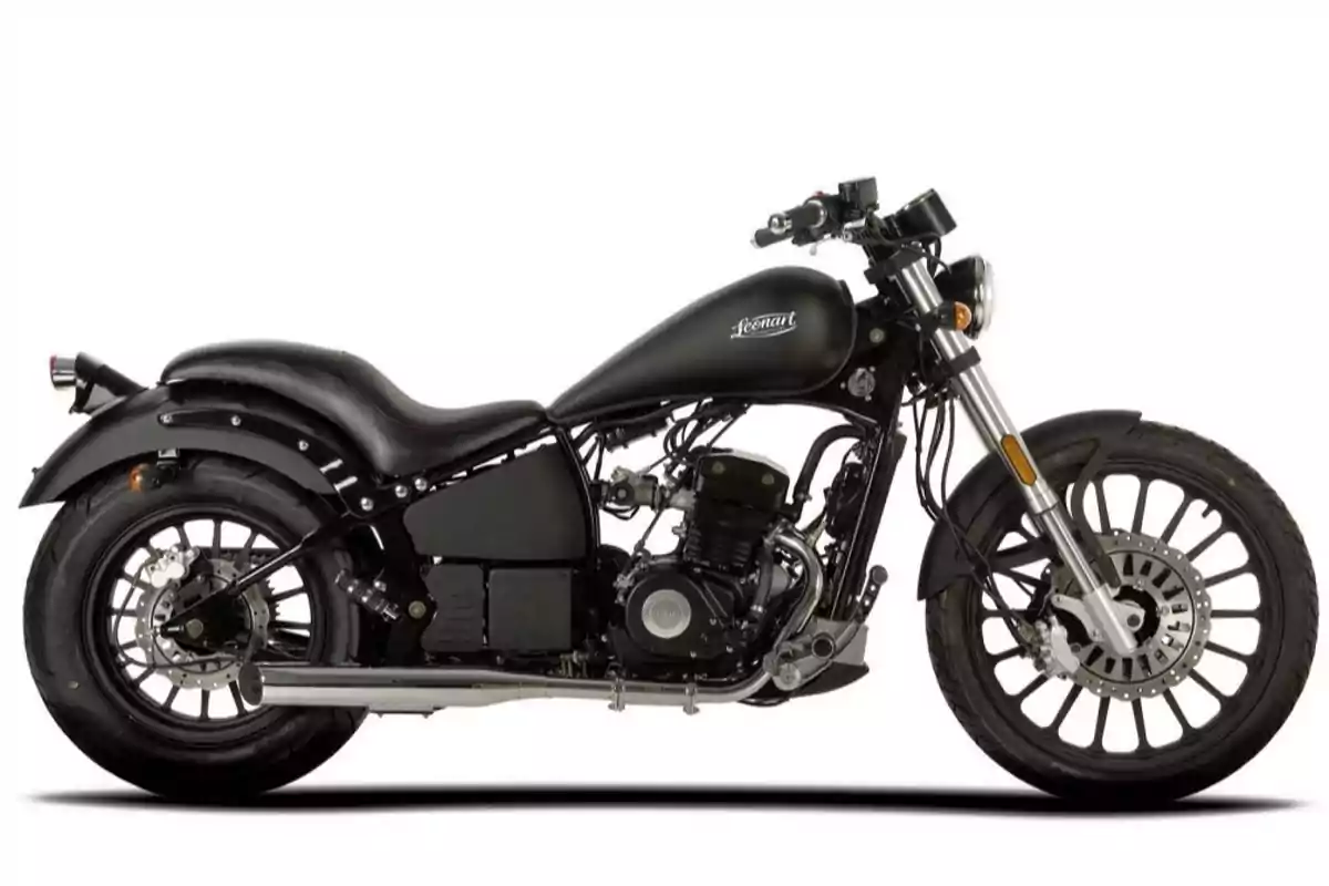 Motocicleta tipo chopper de color negro con diseño clásico y detalles cromados sobre fondo blanco