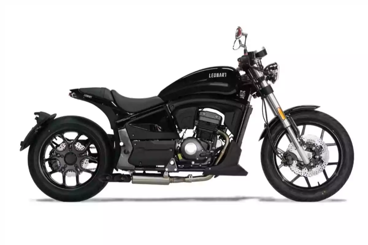 Motocicleta negra de estilo custom sobre fondo blanco
