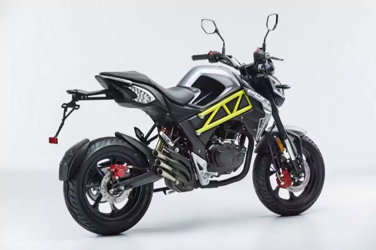 Motocicleta deportiva de color negro y plateado con detalles en amarillo y frenos de disco rojos sobre un fondo blanco