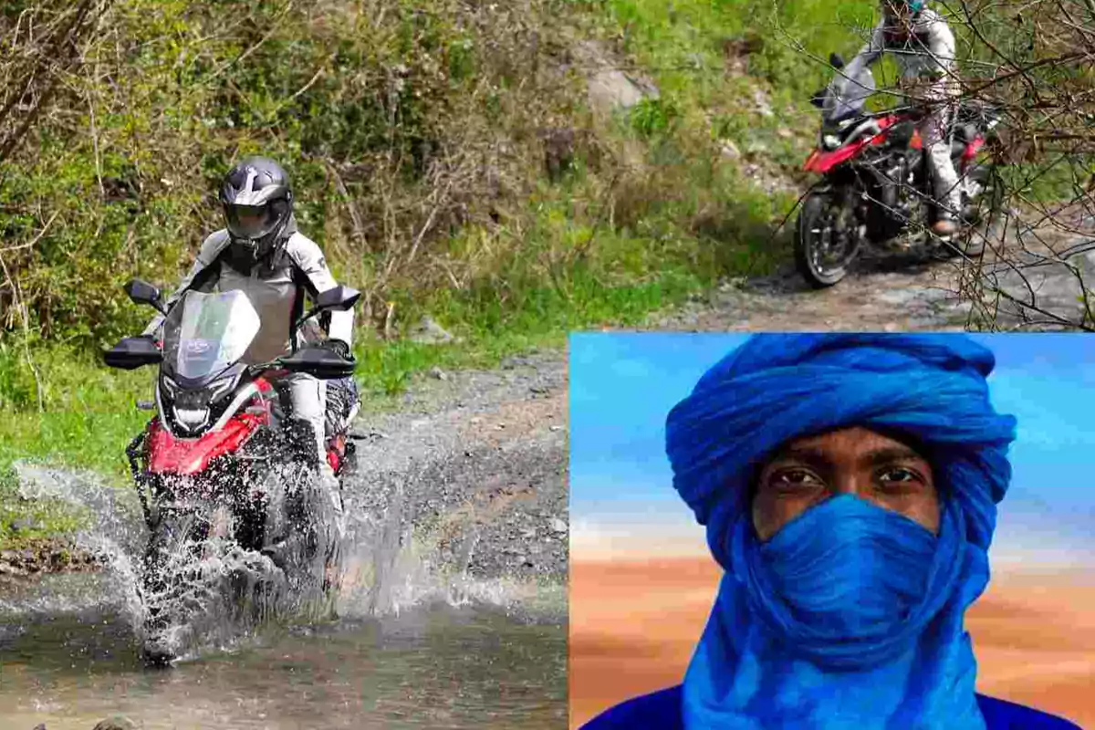 Una persona conduce una motocicleta roja por un camino de tierra y cruza un charco de agua, mientras en la esquina inferior derecha aparece el retrato de un hombre con turbante azul y el rostro cubierto.