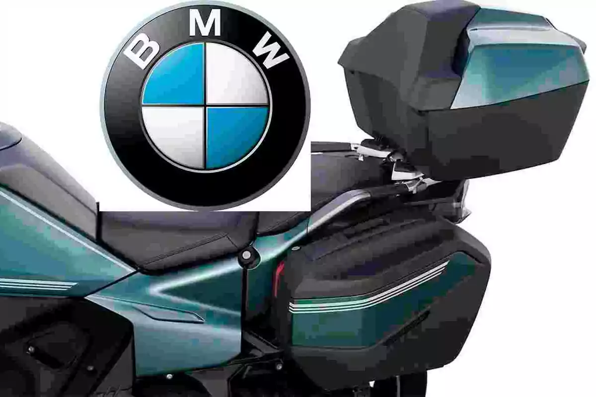 Motocicleta BMW de color azul con maletero trasero y el logotipo de la marca en la parte superior izquierda