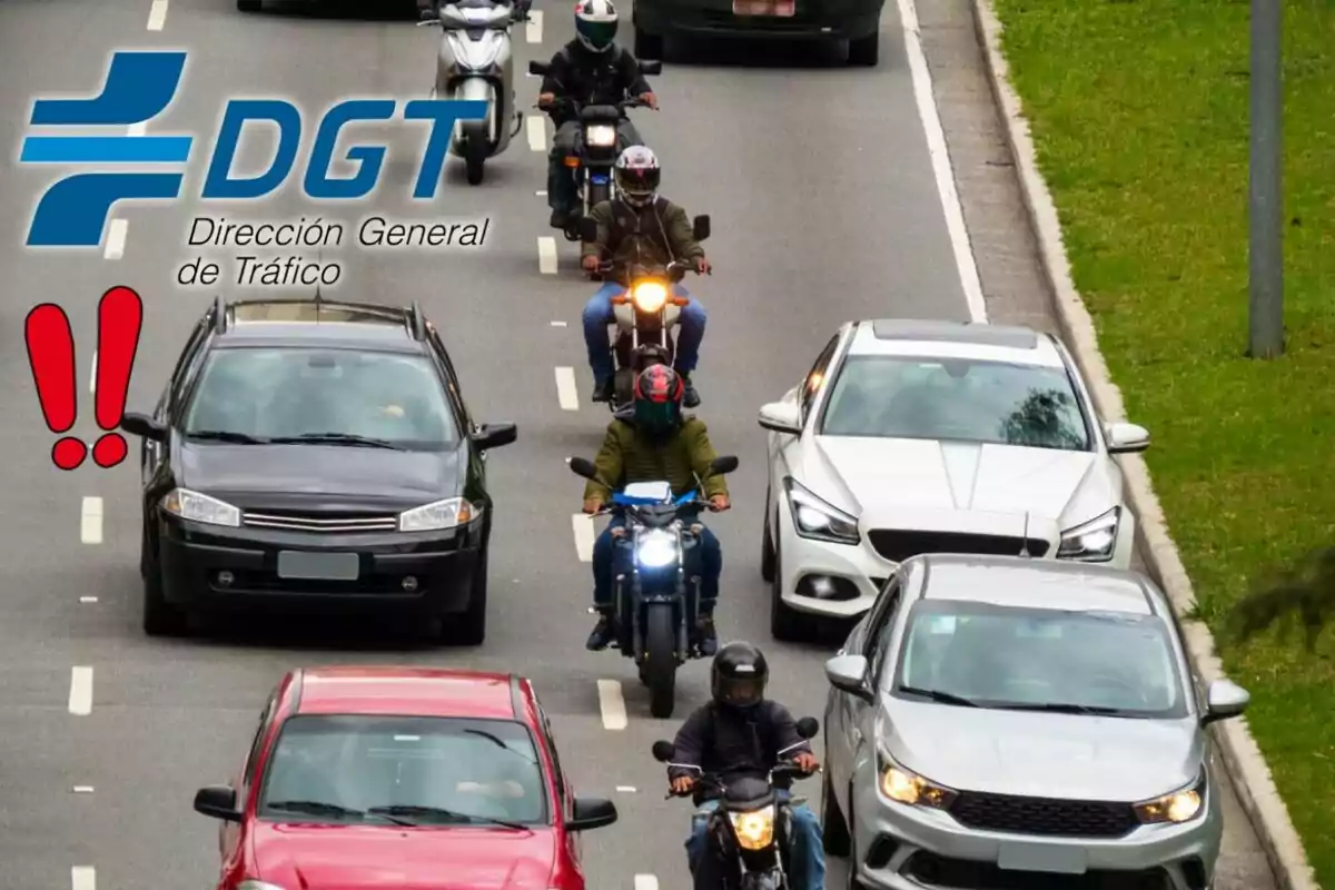 Varios coches y motocicletas circulando por una avenida con el logo de la DGT y dos signos de exclamación rojos en la esquina izquierda