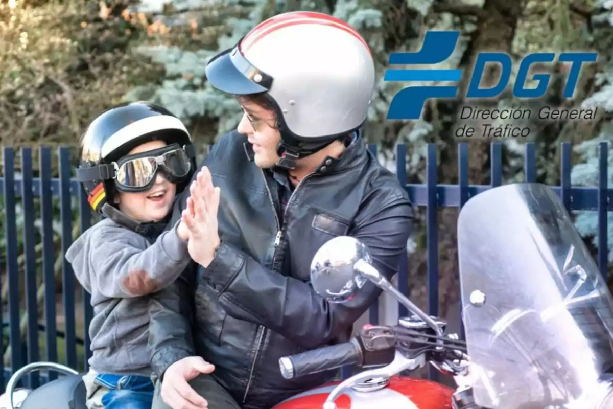 Un adulto y un niño con casco y gafas protectoras se dan la mano mientras están sentados en una motocicleta junto al logotipo de la Dirección General de Tráfico