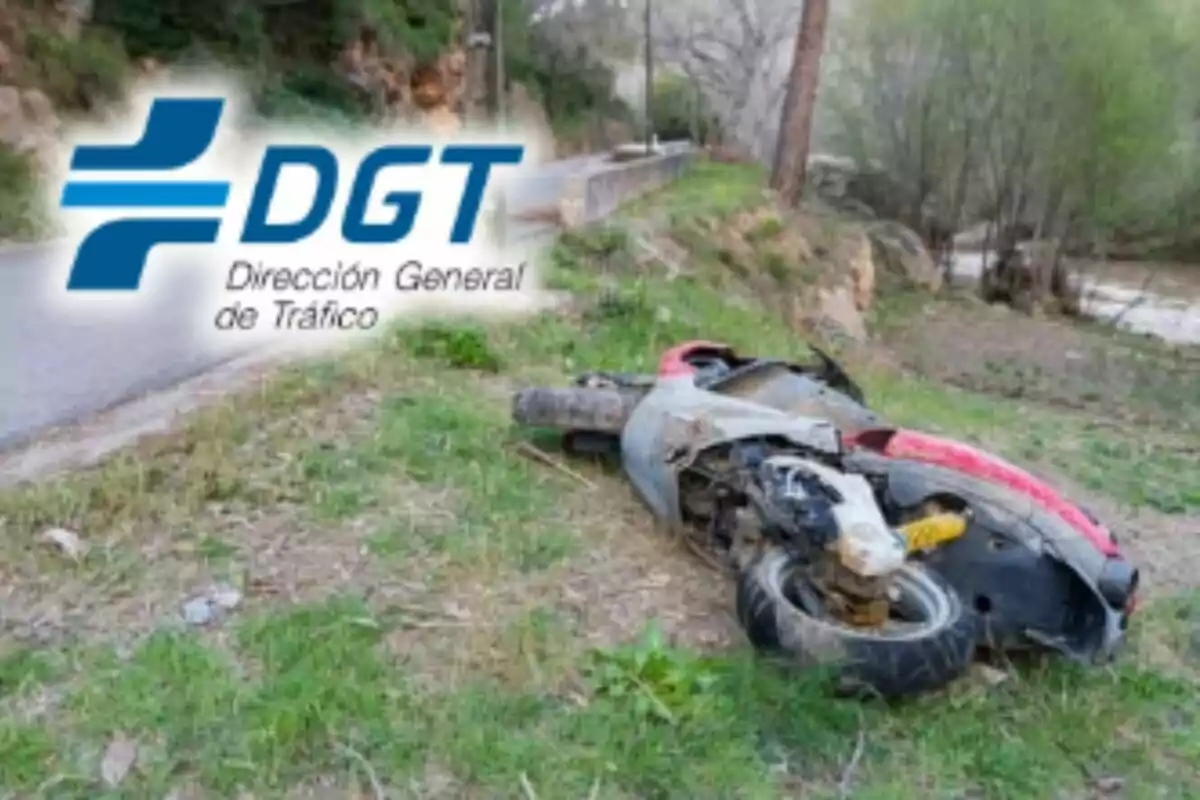 Motocicleta accidentada fuera de la carretera junto a un logotipo de la Dirección General de Tráfico.