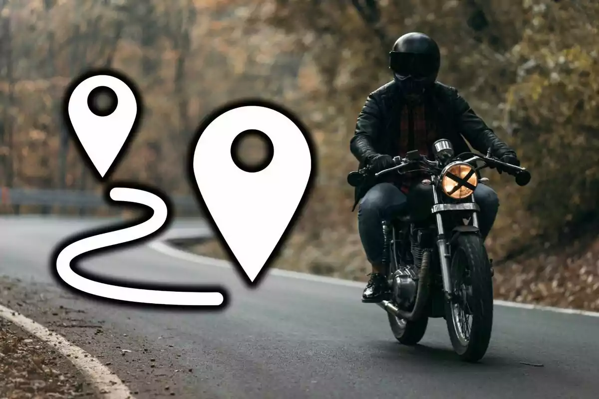 Persona conduciendo una motocicleta en una carretera rodeada de árboles con iconos de ubicación y ruta en primer plano.