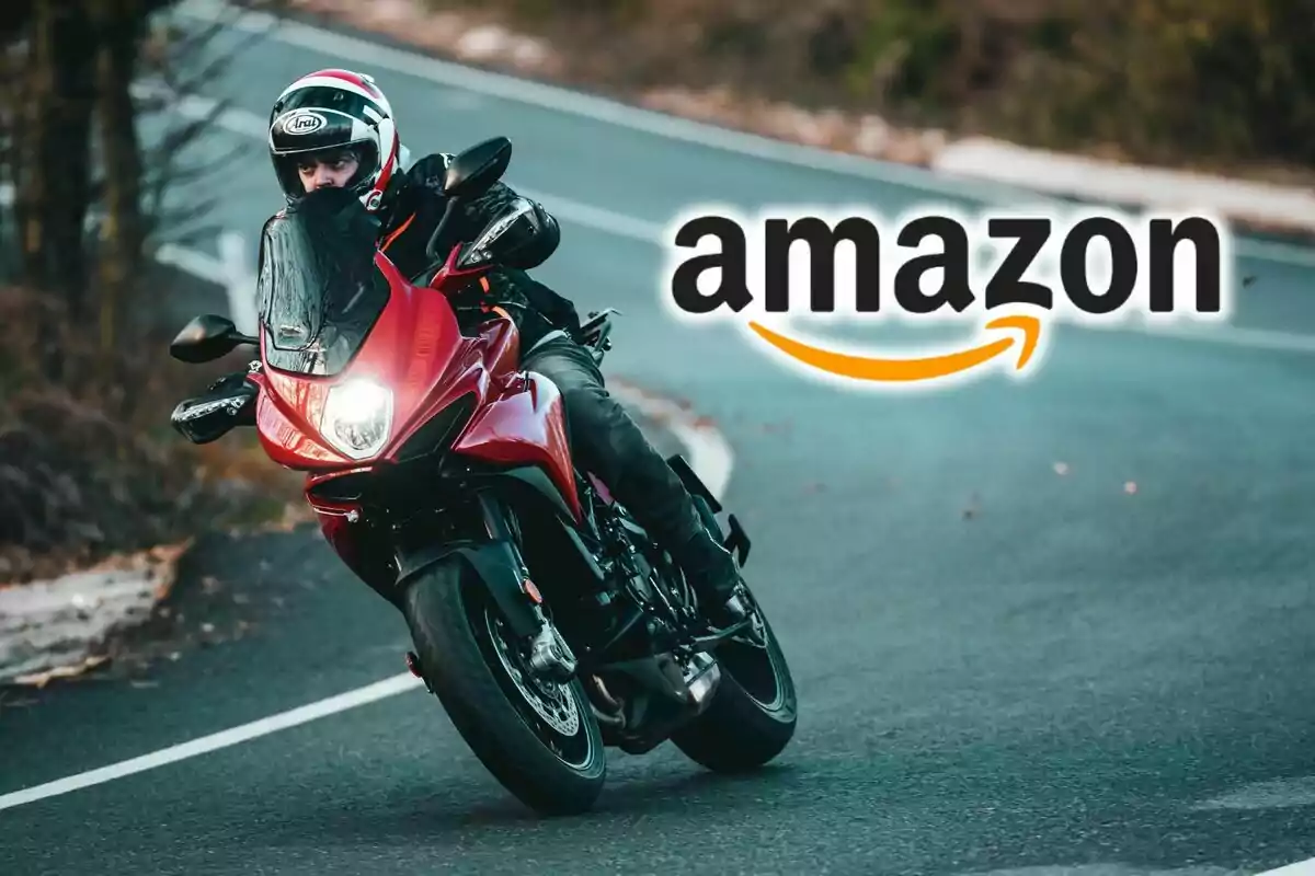 Persona conduciendo una motocicleta roja en una carretera con el logo de Amazon en la parte superior derecha.