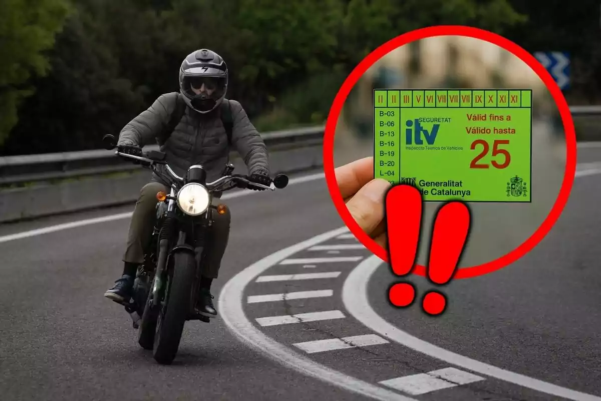 Persona conduciendo una motocicleta en una carretera con una señal de advertencia que muestra una tarjeta de inspección técnica de vehículos destacada en un círculo rojo con signos de exclamación.