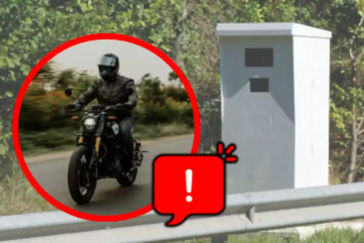 Motociclista circulando cerca de un radar de velocidad con un símbolo de advertencia en primer plano.