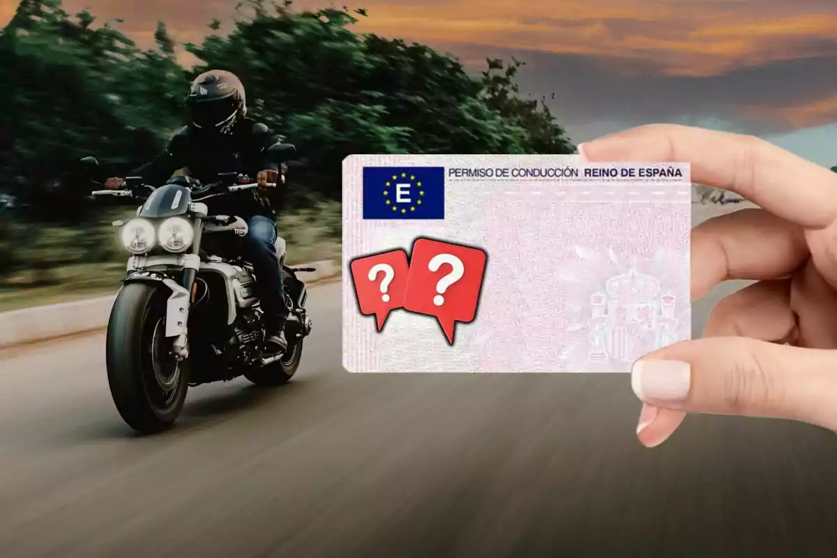 Persona conduciendo una motocicleta mientras una mano sostiene un permiso de conducción español con iconos de interrogación. Persona conduciendo una motocicleta mientras una mano sostiene un permiso de conducción español con iconos de interrogación.