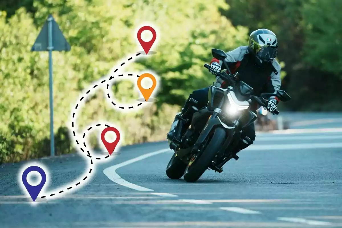 Motociclista con casco recorriendo una carretera curva con iconos de ubicación y una ruta marcada sobre el asfalto. Motociclista con casco recorriendo una carretera curva con iconos de ubicación y una ruta marcada sobre el asfalto.