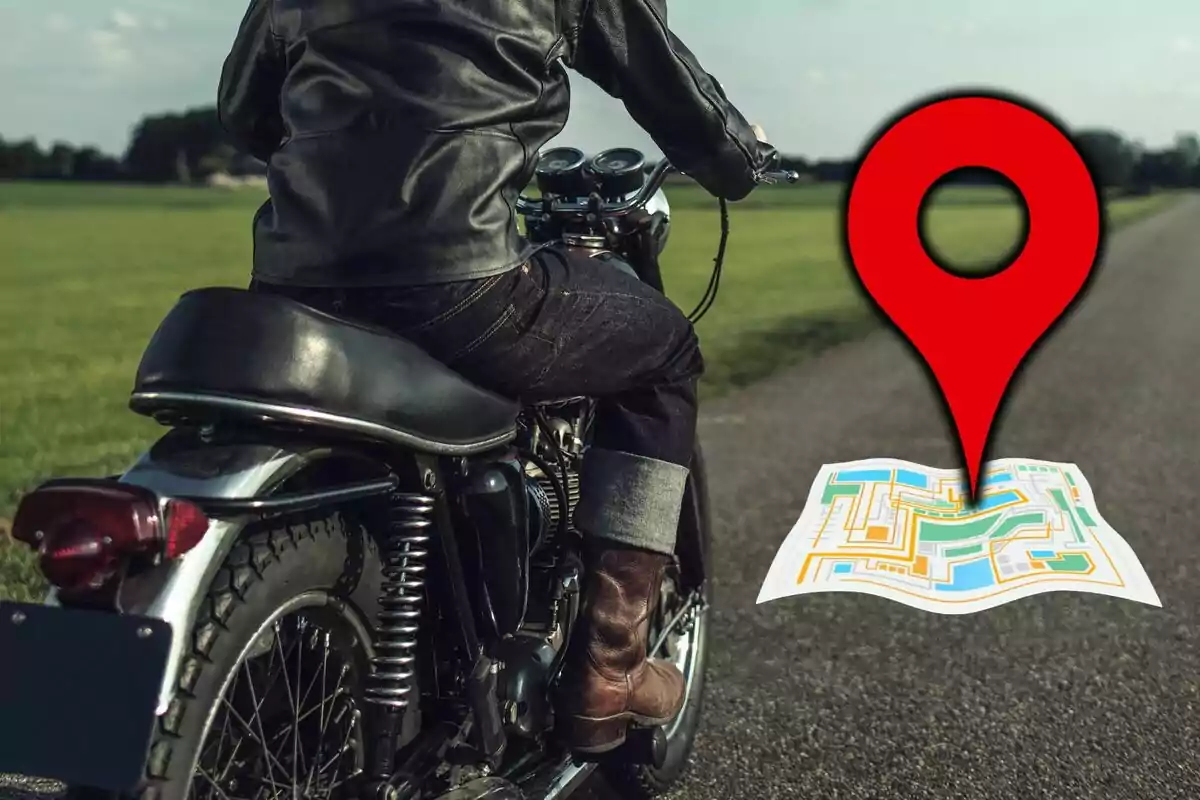 Persona en motocicleta sobre una carretera con un icono de ubicación y un mapa ilustrado superpuesto. Persona en motocicleta sobre una carretera con un icono de ubicación y un mapa ilustrado superpuesto.