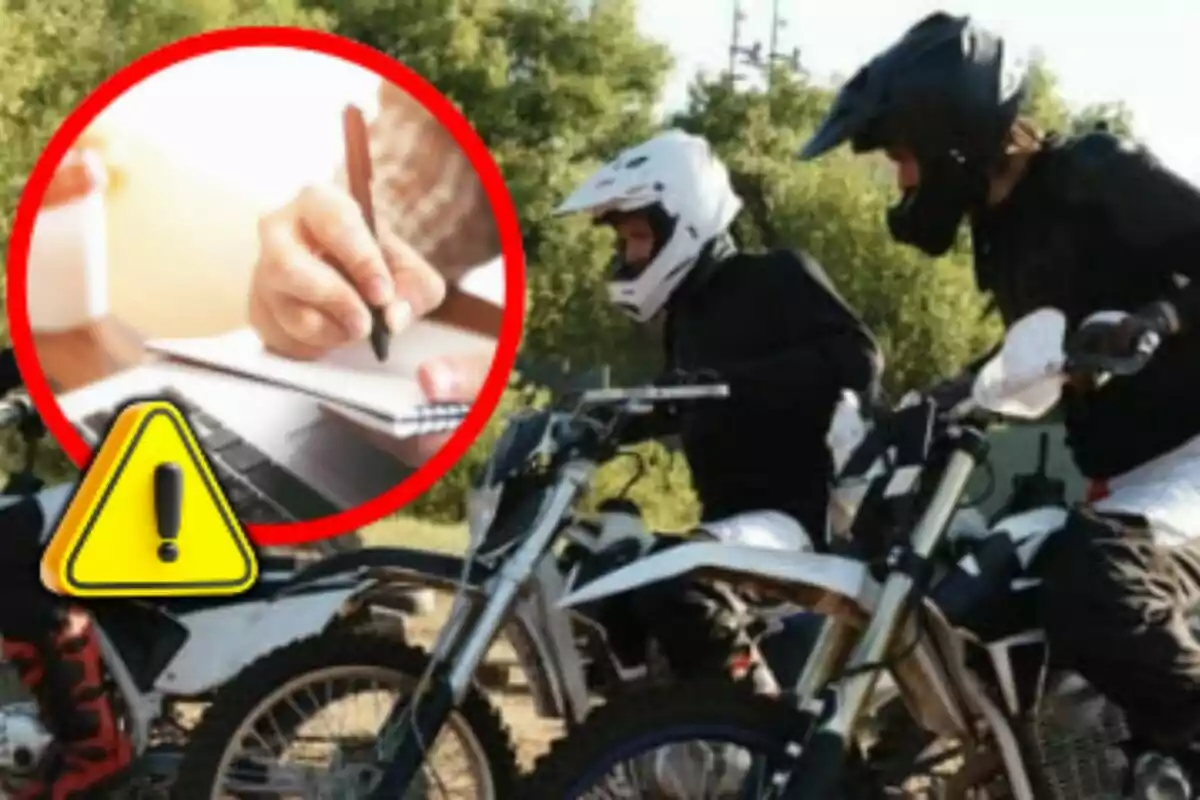Dos personas con casco y equipo de protección están sobre motocicletas mientras un círculo rojo muestra una mano escribiendo en una libreta y un símbolo de advertencia amarillo aparece en la esquina.