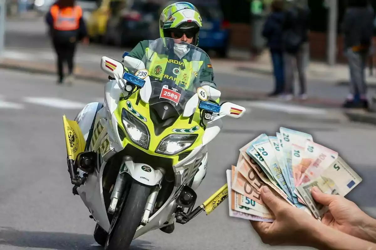 Un agente de tráfico en motocicleta circula por la calle mientras unas manos sostienen varios billetes de euro en primer plano.