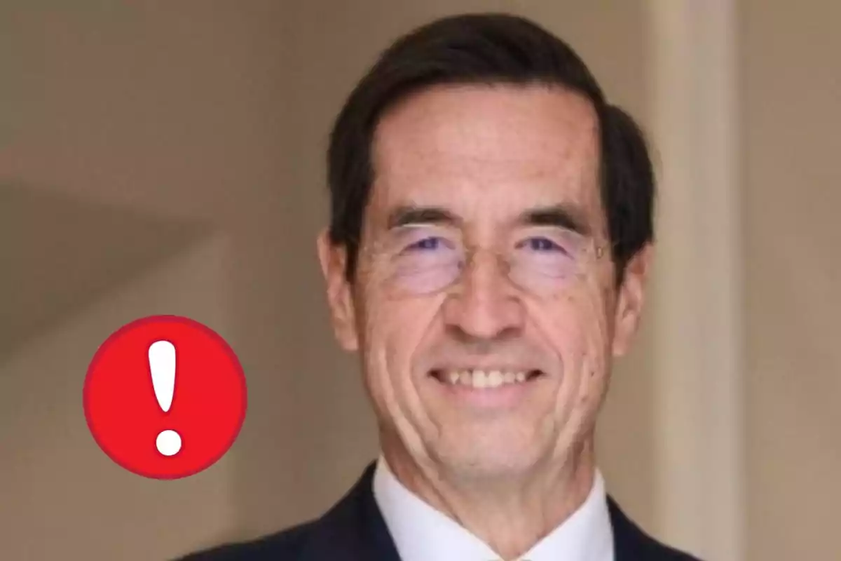 Mario Alonso Puig con gafas sonriendo y un ícono de advertencia rojo con un signo de exclamación a la izquierda