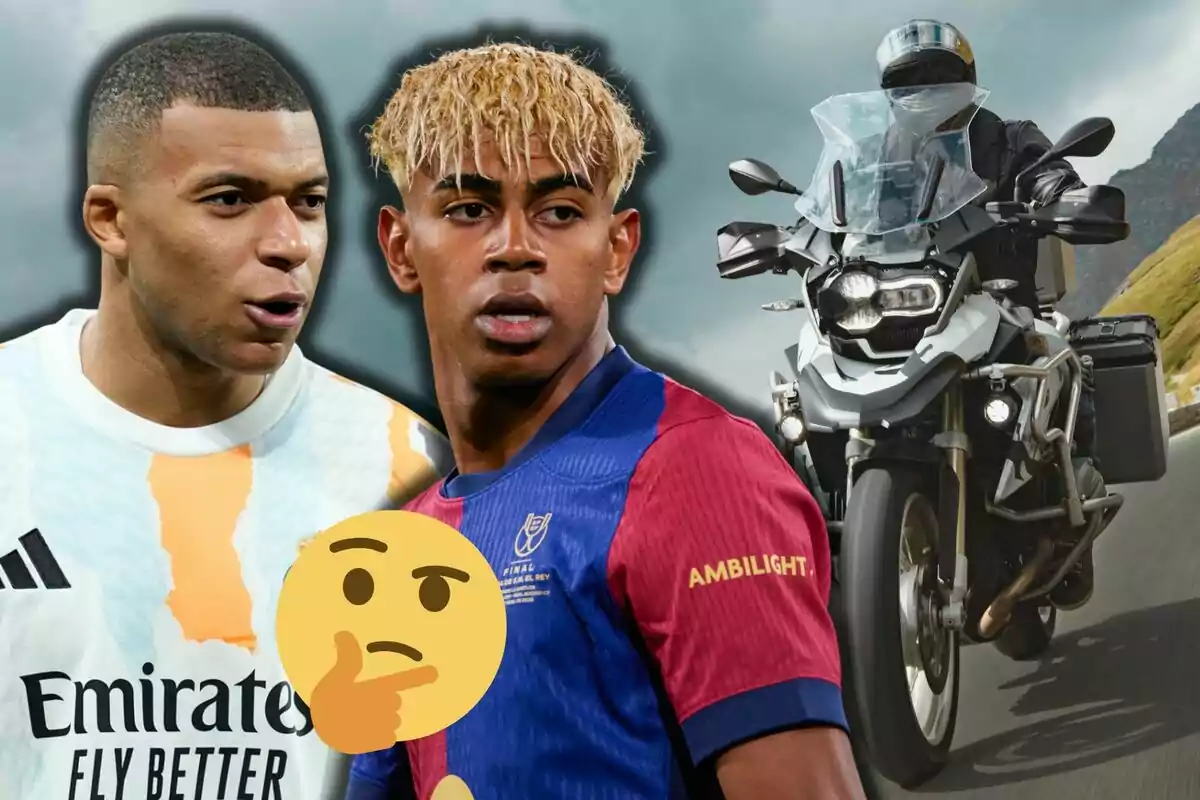 Dos futbolistas con camisetas de diferentes equipos, un emoji de cara pensativa y una motocicleta conducida por una persona con casco en el fondo