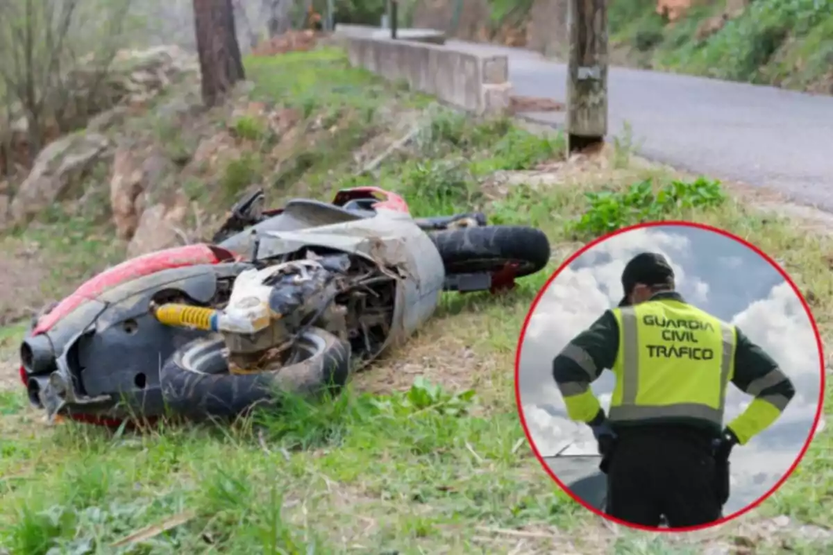 Motocicleta accidentada en la orilla de una carretera con un agente de la Guardia Civil de Tráfico supervisando la escena