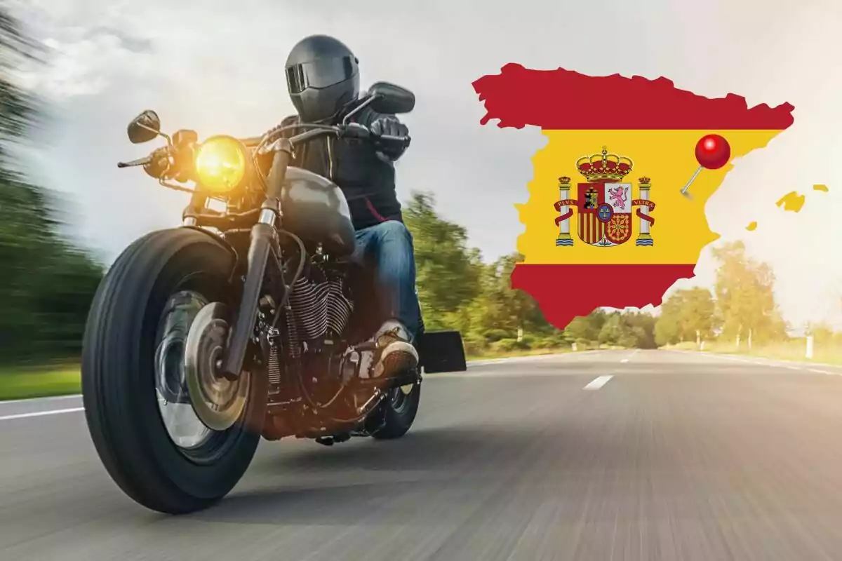 Persona conduint una motocicleta per una carretera amb un mapa d’Espanya i la seva bandera al fons Persona conduint una motocicleta per una carretera amb un mapa d’Espanya i la seva bandera al fons