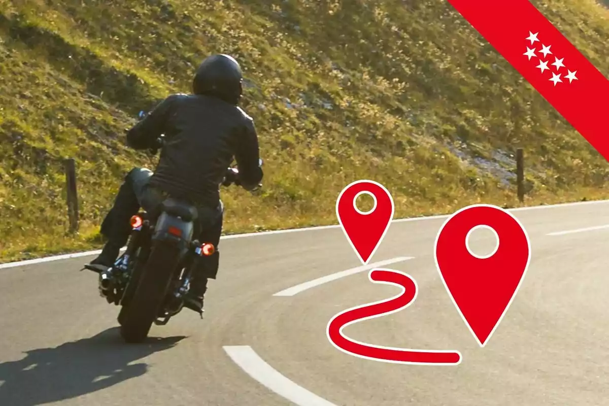 Persona conduciendo una motocicleta por una carretera curva con iconos de ubicación y una franja roja decorativa en la esquina superior derecha