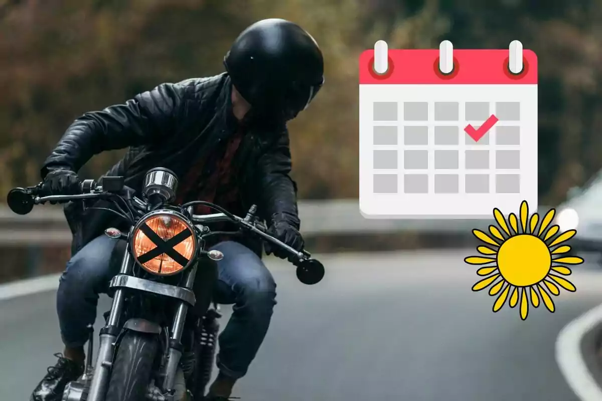 Persona con casco negro conduciendo una motocicleta en una carretera con un faro marcado con una X y sobre la imagen hay un calendario con una fecha señalada y un sol amarillo dibujado.